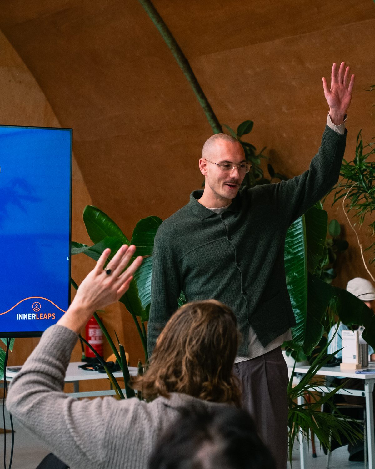 Innerleaps-trainer geeft een interactieve masterclass, deelnemers steken hun hand op